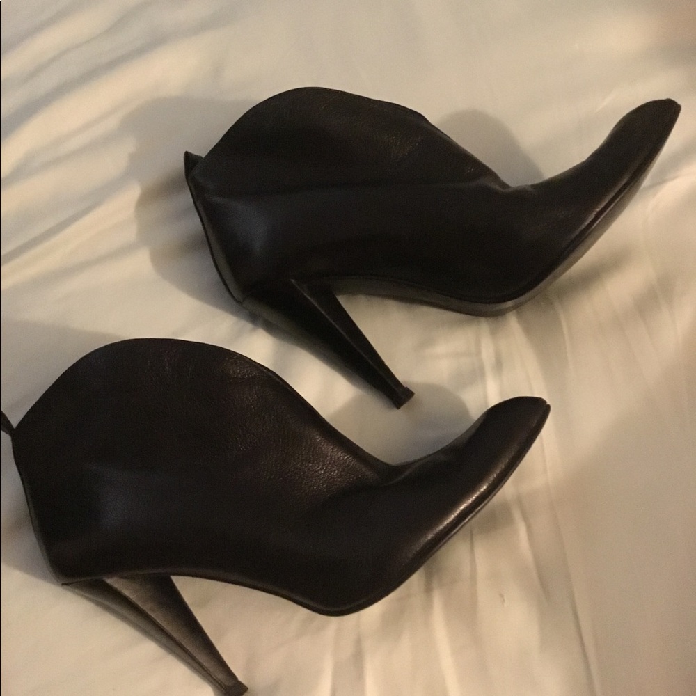 Stuart Weitzman size 7 Booties